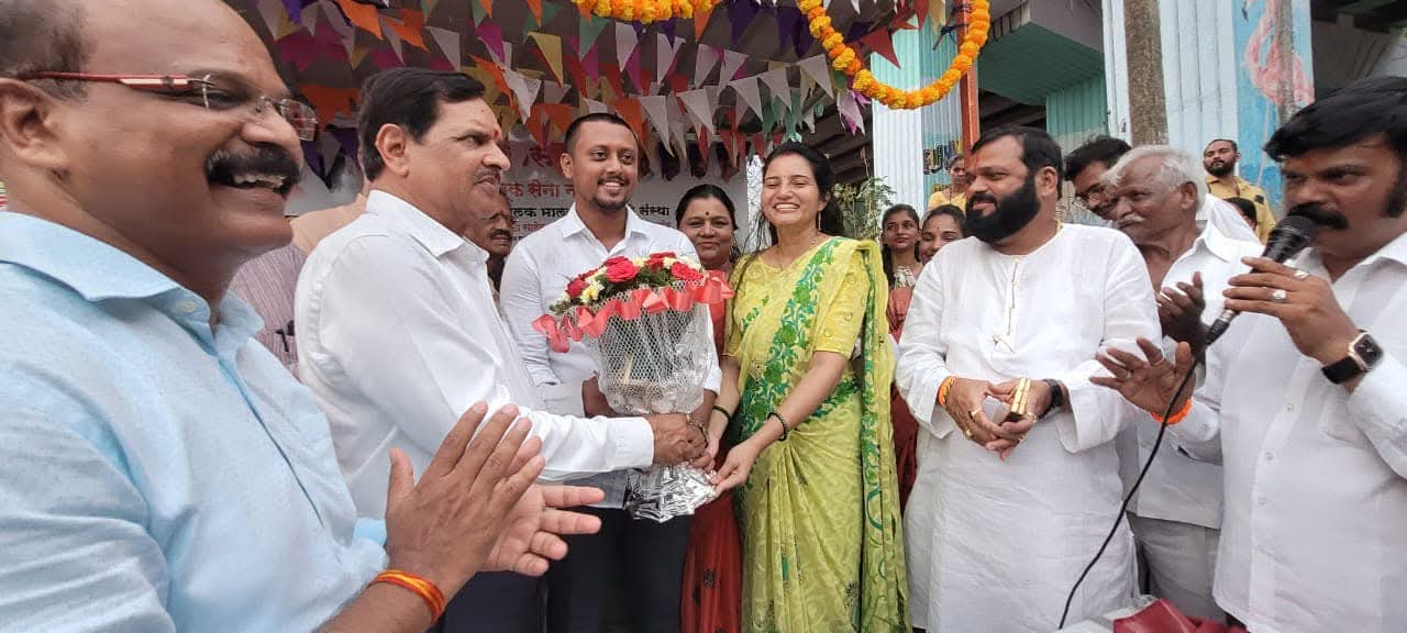 रिक्षा चालकांना पावसाळी पडद्याचे मोफत वितरण.